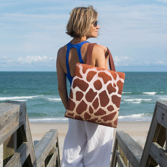 Tas/kussen met giraffenprint en verstoppertje-thema