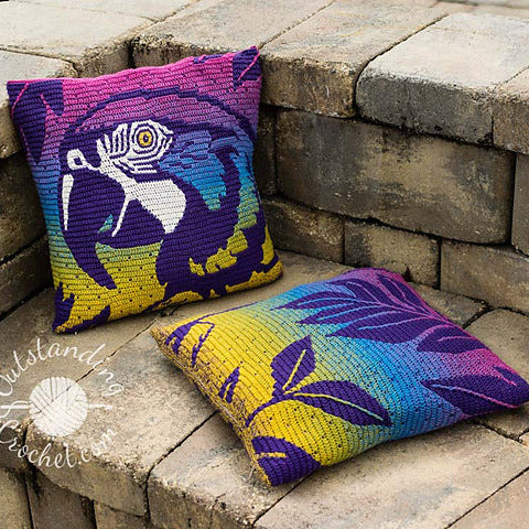 Tas en kussen met papegaaienmozaïek.