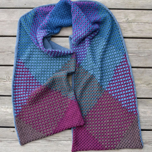 Een wandelaar in de stadssjaal