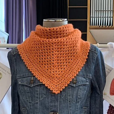 Klein driehoekig halsdoekje met traliewerkmotief