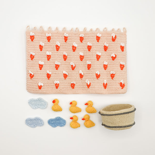 Dollhouse Shower Tub with Bath Ducks