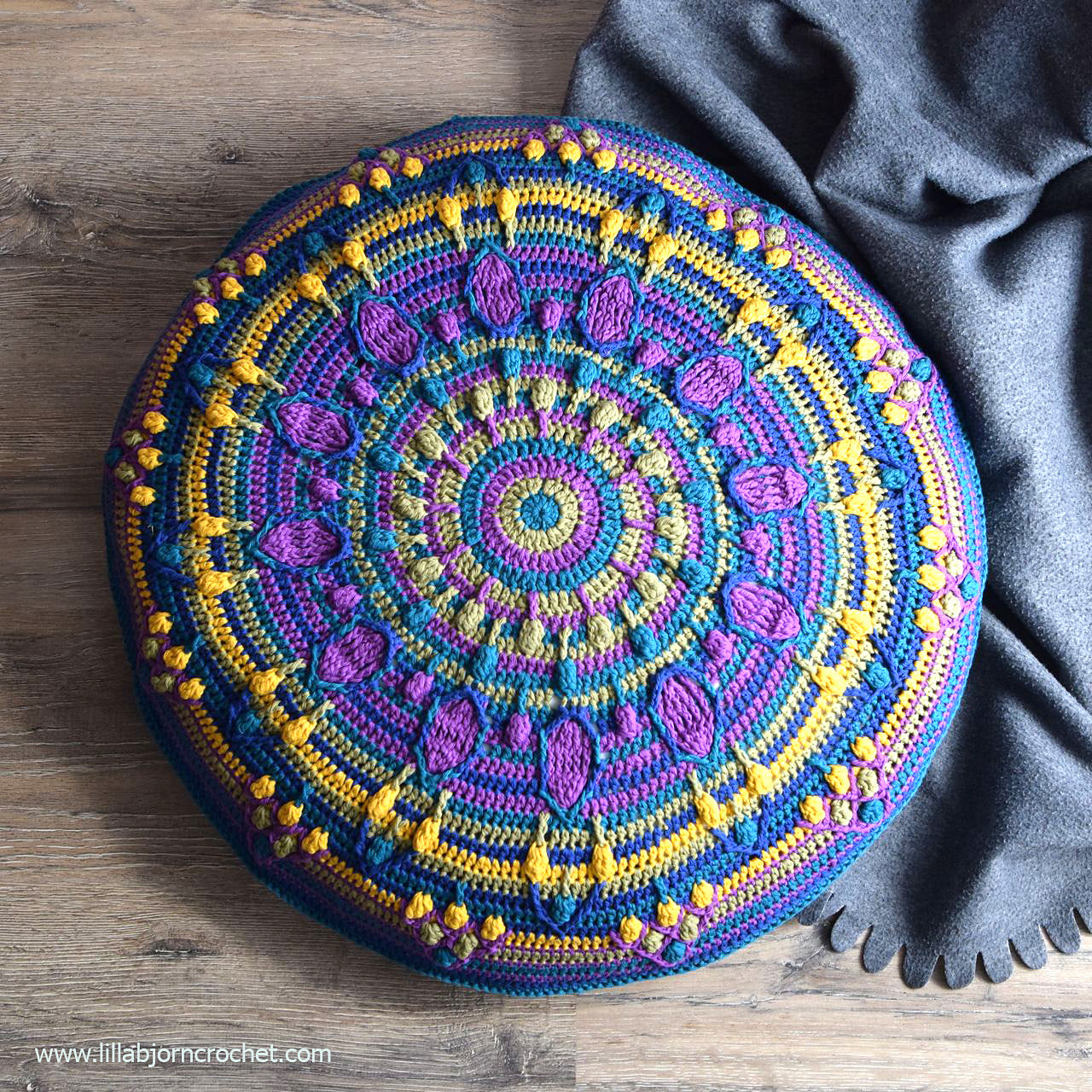 Kussen met pauwenstaartmandala