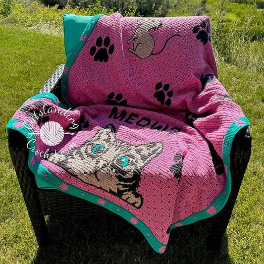 Babydekentje met glurende kat