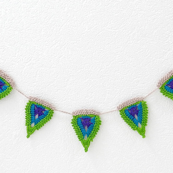 Slinger met kleine veertjes in pauwenstijl