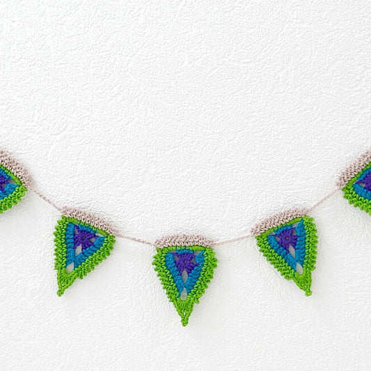 Slinger met kleine veertjes in pauwenstijl