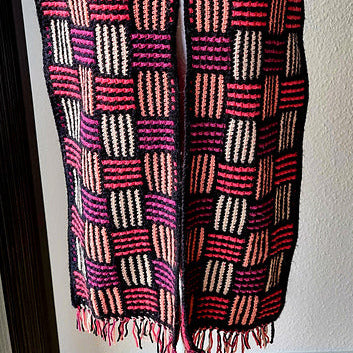 Sjaal met mozaïekpatroon in mandvlechtwerk